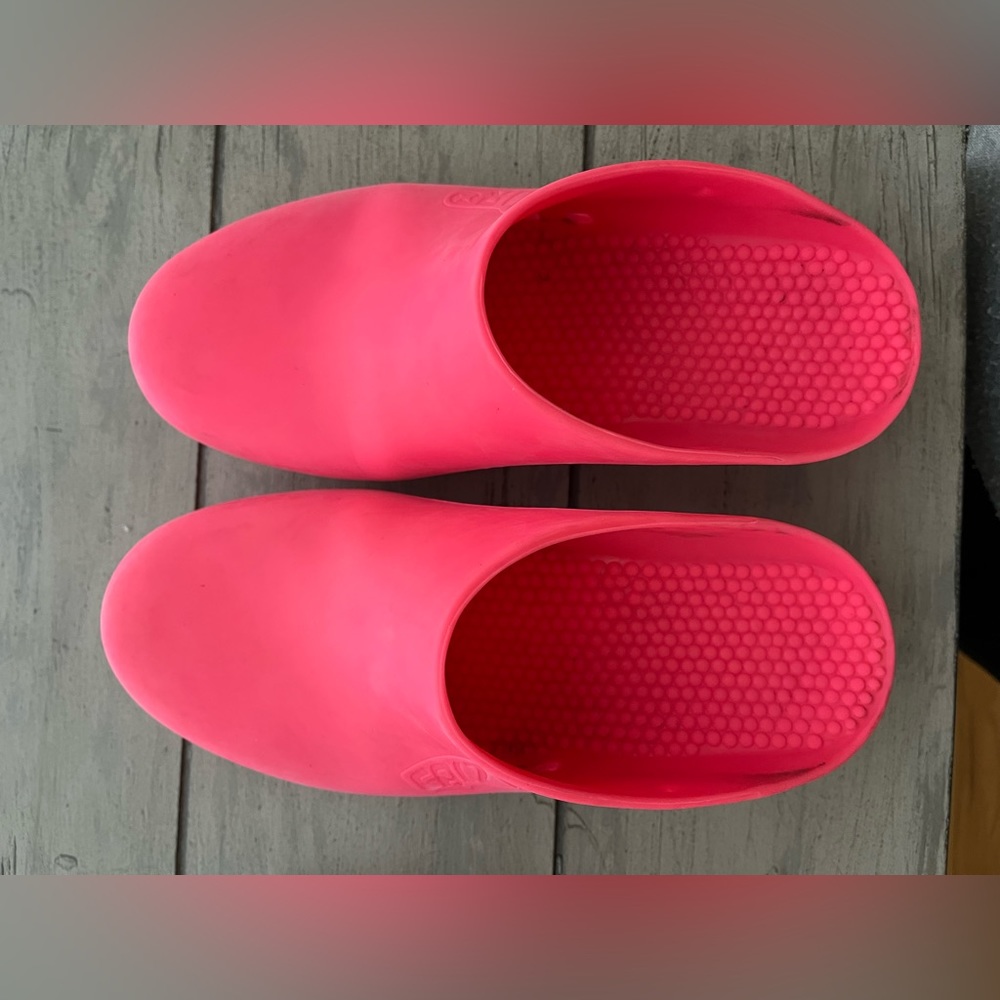Professional medical clogs made in Italy. Size 7.5 . Good condition.Pink color